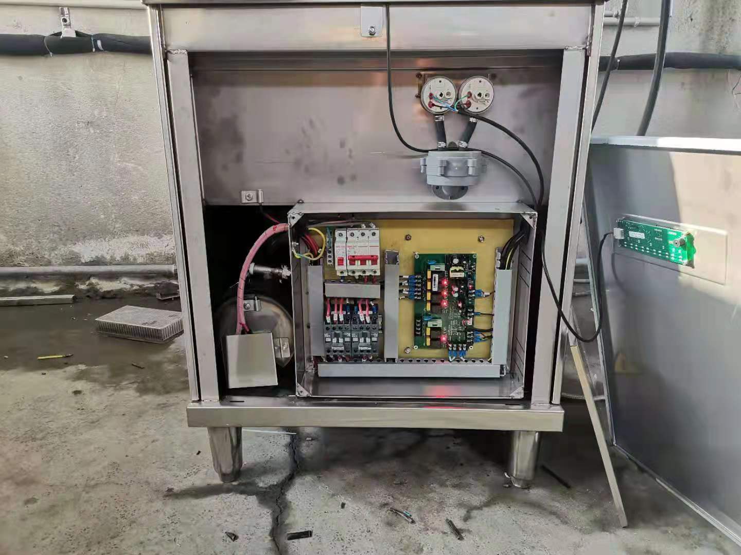 Hoodtype Diswasher